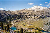 Parco Naturale Fanes-Senes-Braies. Escursione al Rifugio Fanes. Alpe di Fanes Piccola vista dal passo Limo: il Rifugio Lavarella con il Lago Verde.